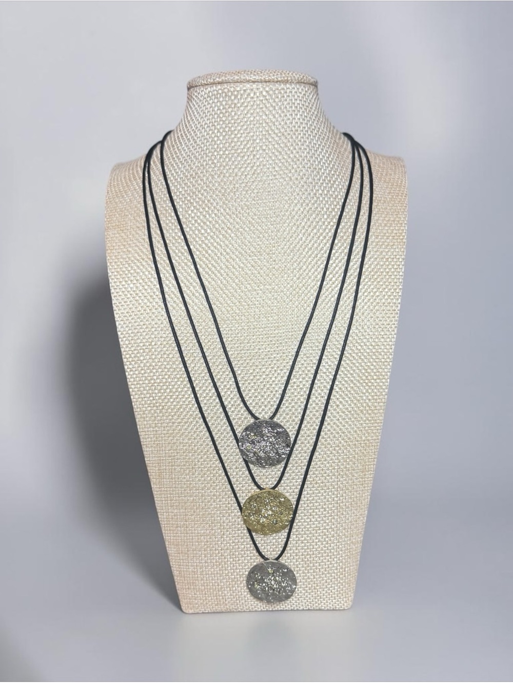 🩶💛Silver & Gold-Tone Layered Disc Pendant Cord Necklace/EUC💛🩶